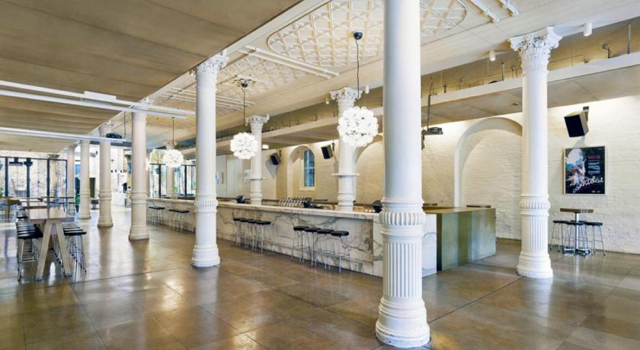 Bar/Salón Establishment Hotel