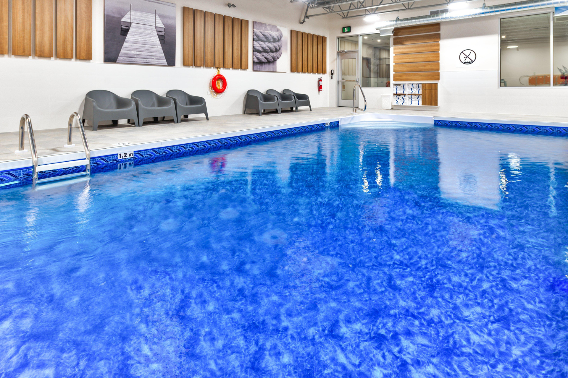 Vista Piscina Holiday Inn Express & Suites Trois-Rivieres Ouest