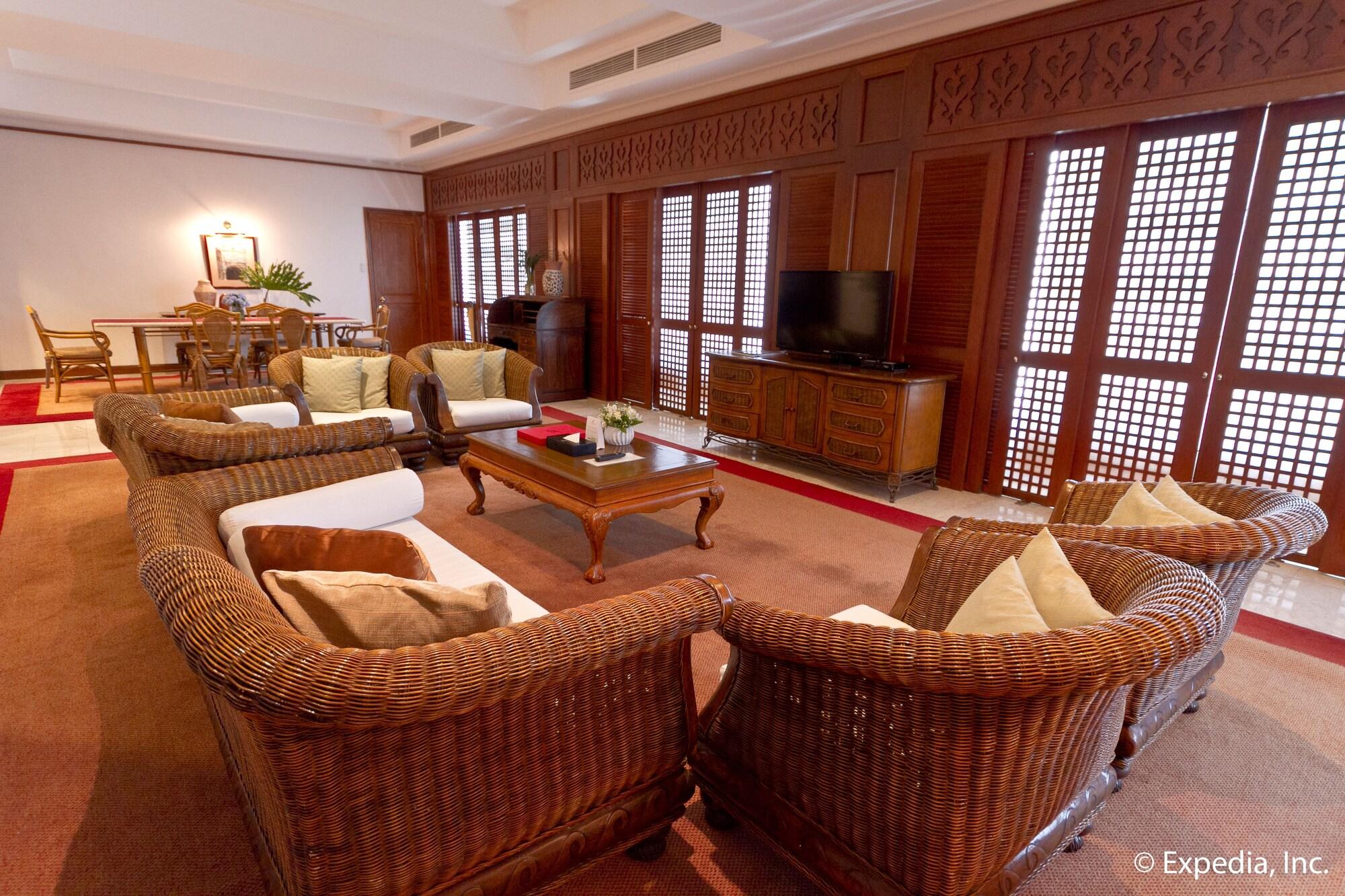 Vista Lobby Waterfront Airport Hotel & Casino