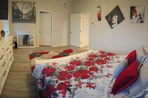 Alquiler Vacacional - Huge 4-bedroom retreat w/FREE WiFi, in serene Slidell with Lake in backyard