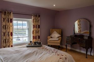 Alojamiento - Property looking at Dylan Thomas boat house and Laugharne Castle.