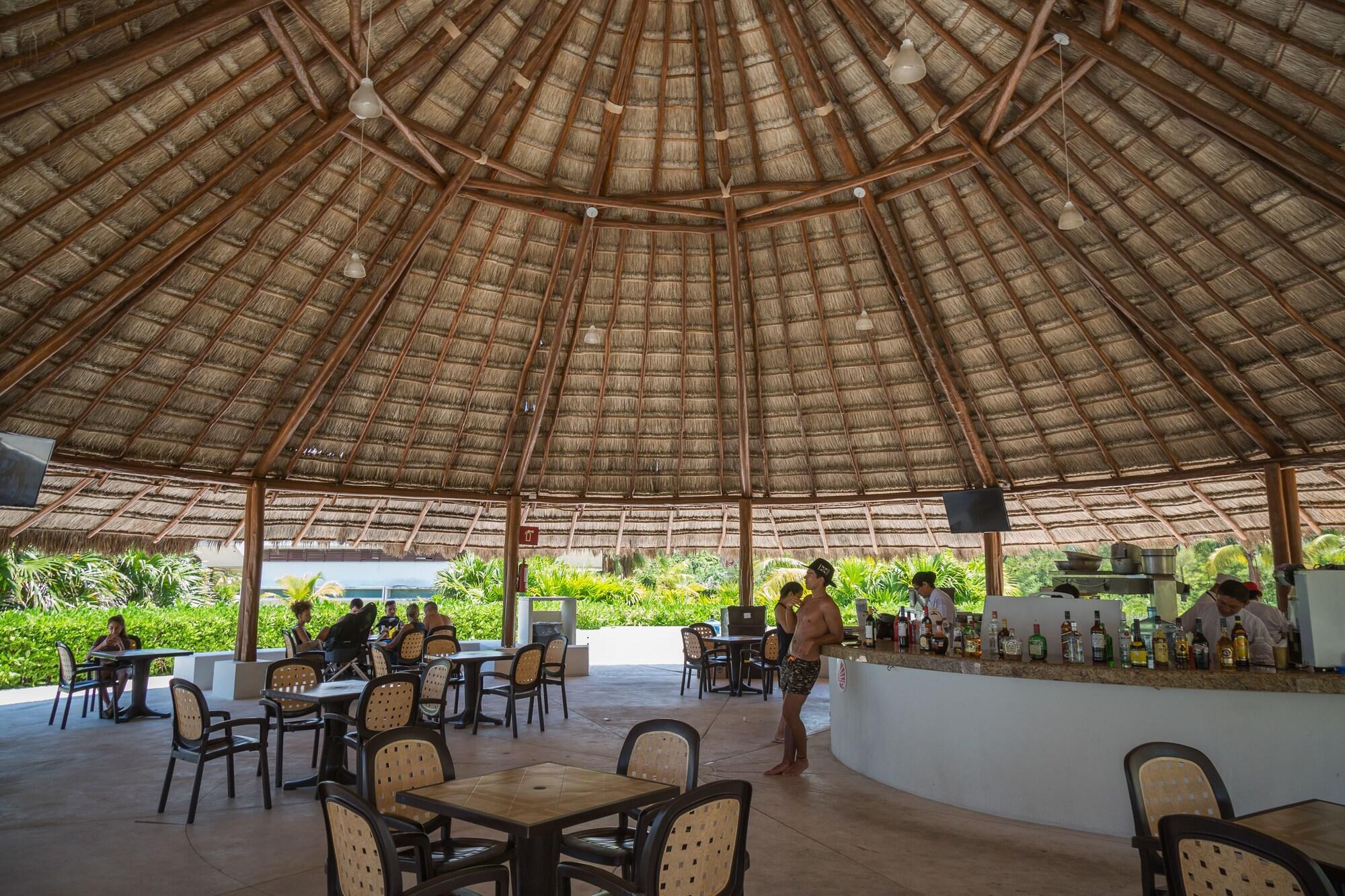Restaurant BRISA Beachfront Studio- Amazing Oceanview
