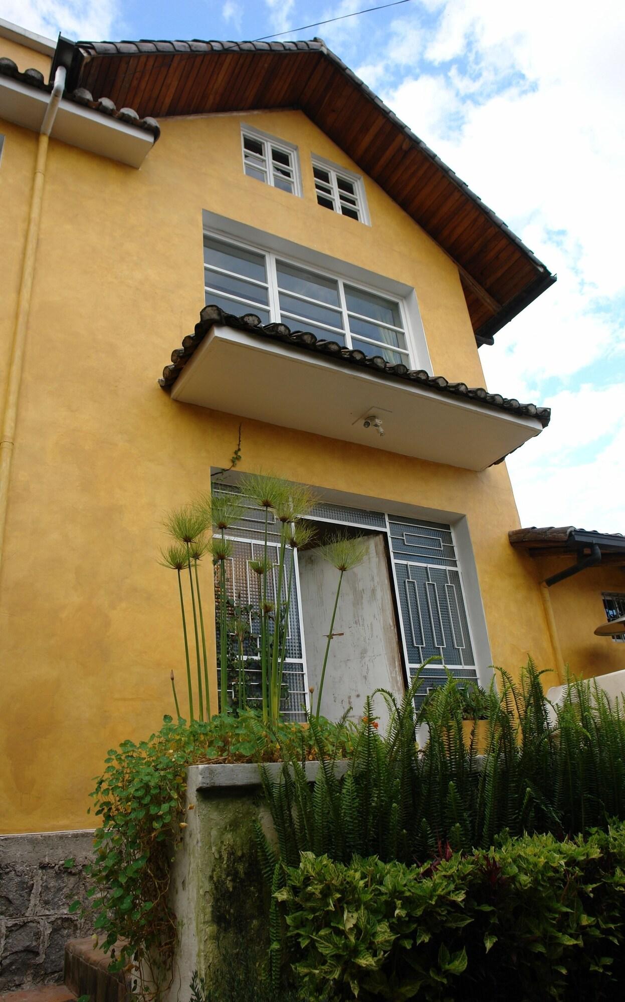 Vista Exterior La Casa Amarilla