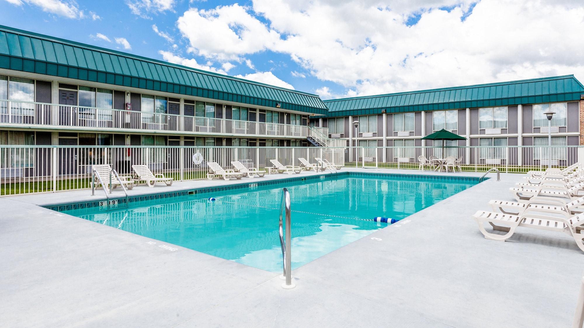 Varios Red Roof Inn & Suites DeKalb