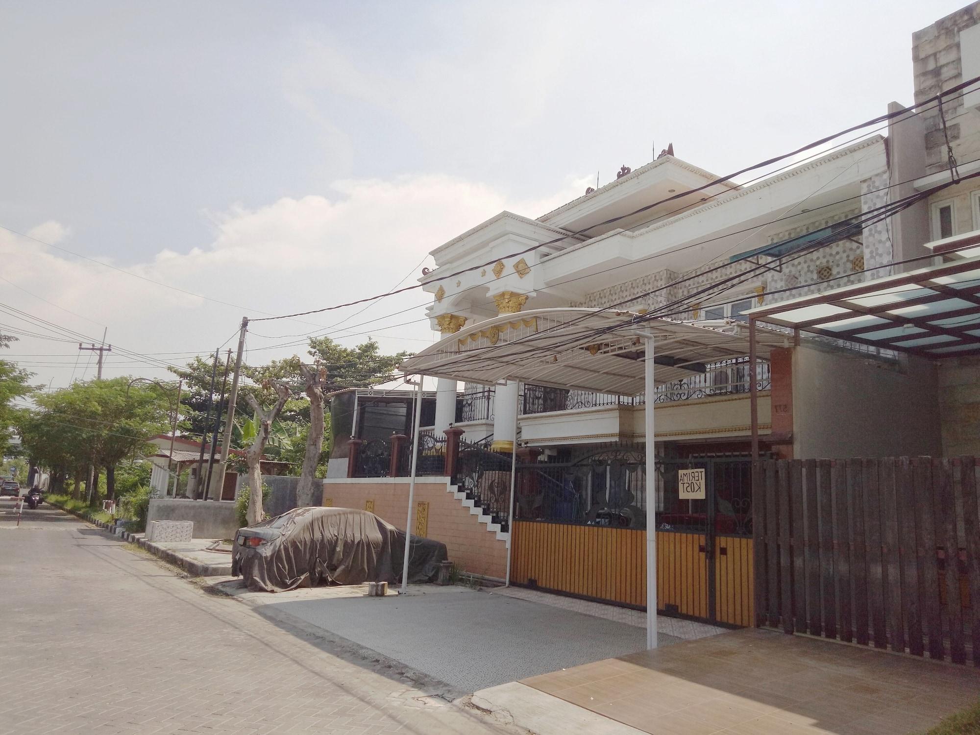 Varios SPOT ON 93880 Guest House Bu Iin Syariah