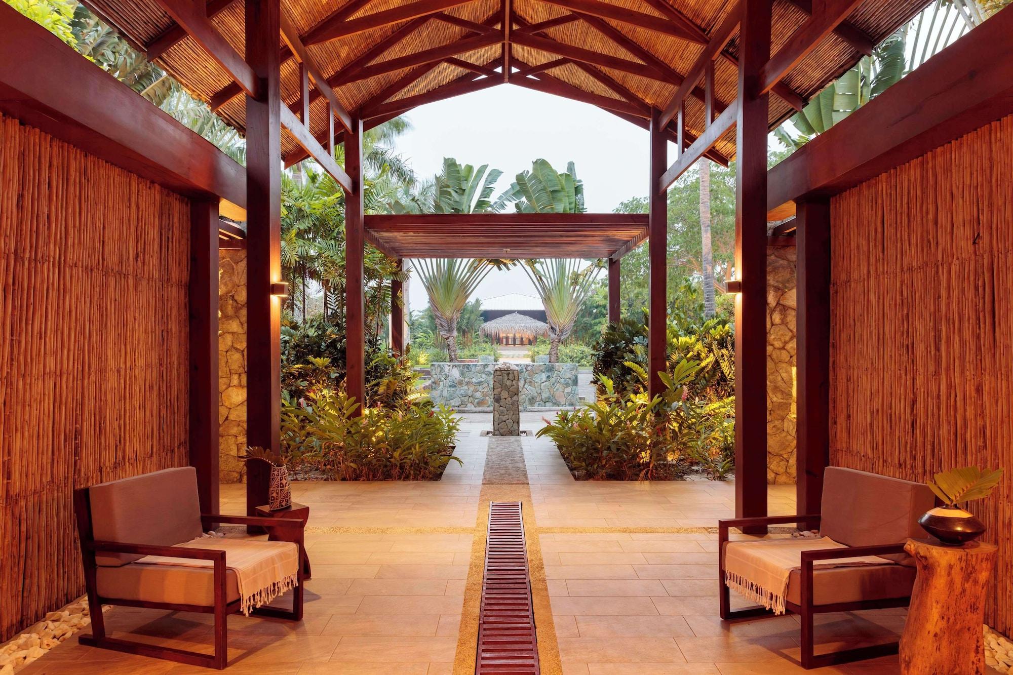Vista Exterior Indura Beach & Golf Resort, Curio Collection by Hilton