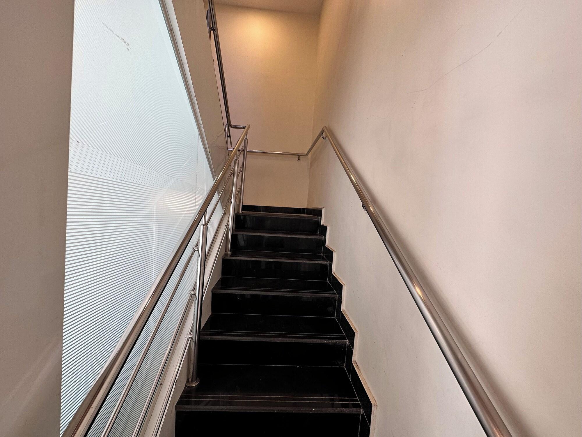 Varios Hotel Airport Crown- Near Saki Naka