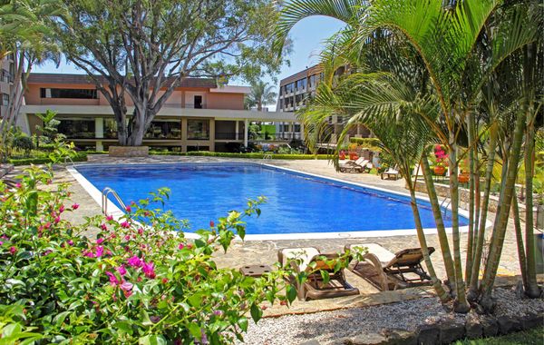 Irazu Hotel & Studios