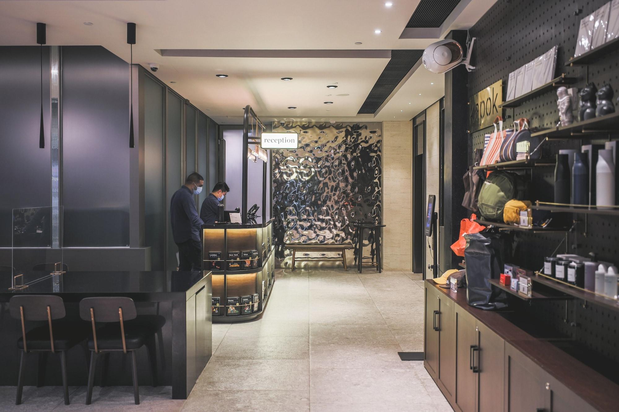 Vista Lobby Page148, Page Hotel