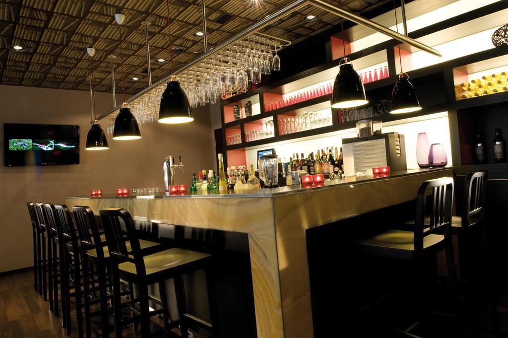 Bar/Salón Adina Apartment Hotel Frankfurt Neue Oper