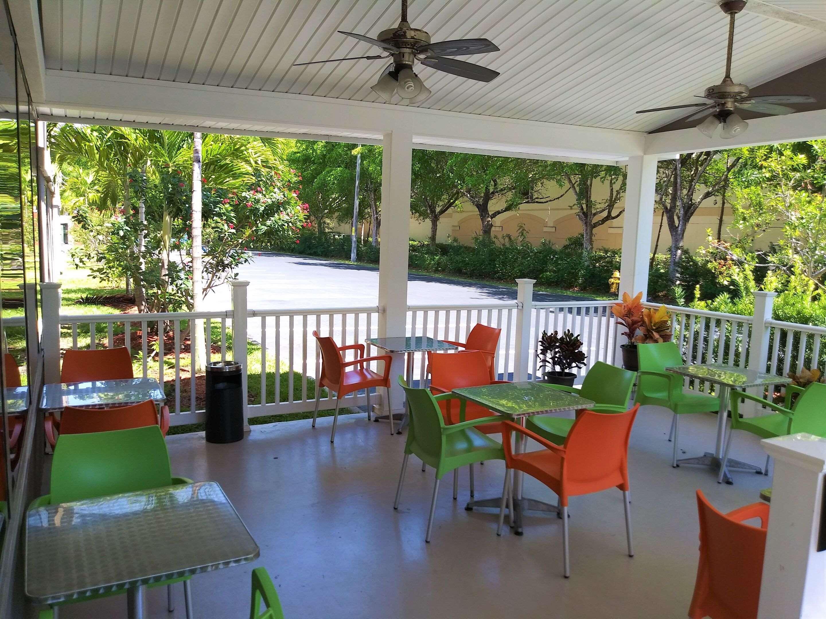 Vista Exterior Quality Suites Fort Myers I-75
