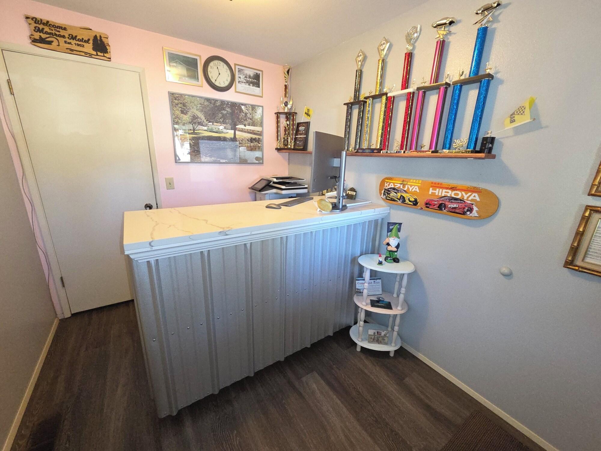 Vista Lobby Monroe Motel