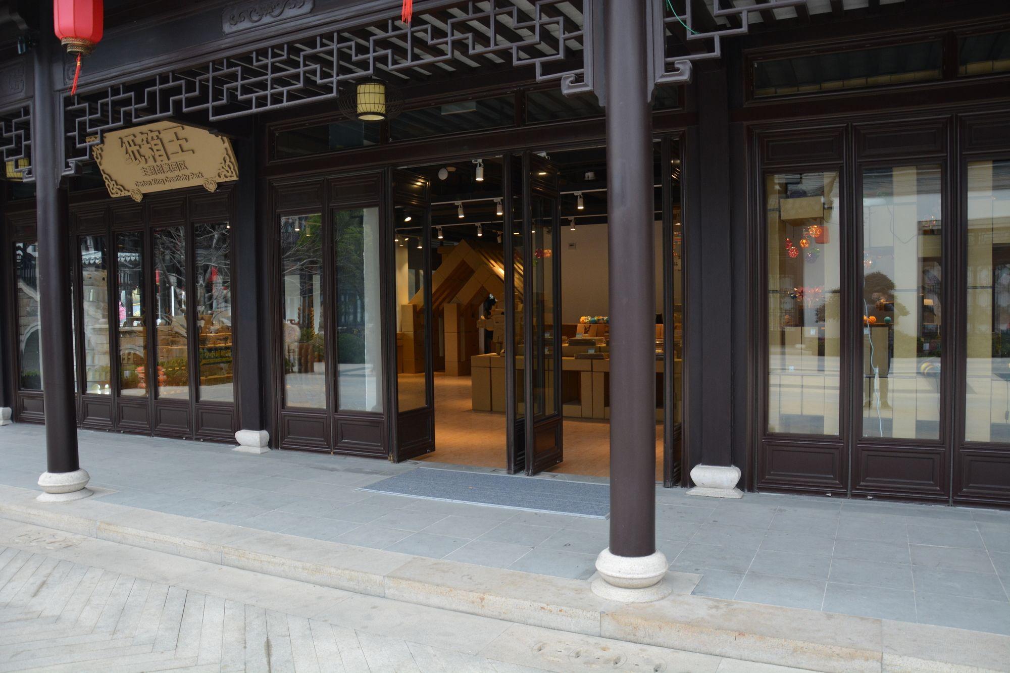 Vista Exterior Carton King Hotel