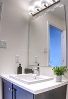 Alquiler Vacacional - Spacious and Cozy Room with Private Bathroom in a house with WiFi, AC in Ottawa.
