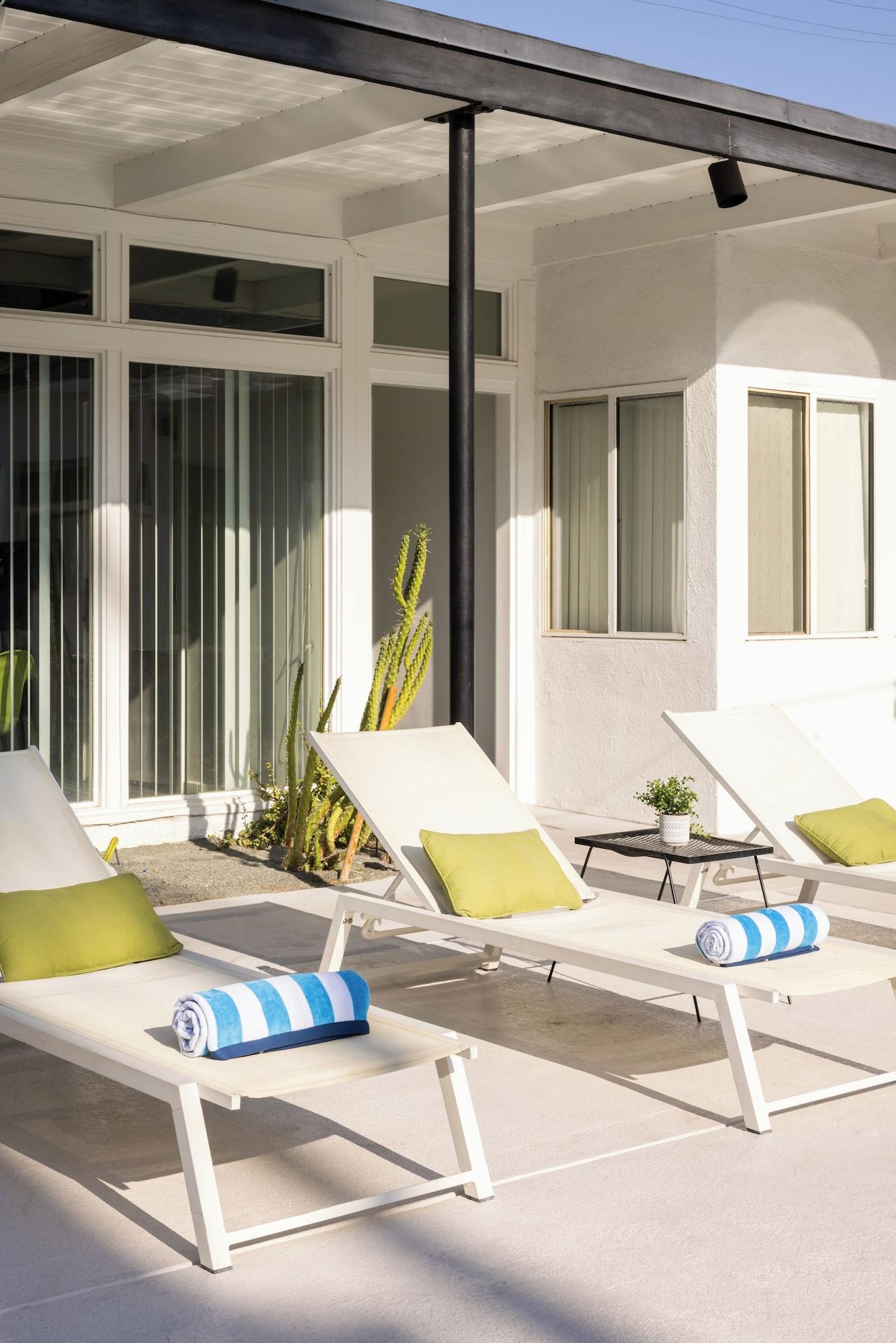 Vista Piscina The Three Fifty Hotel