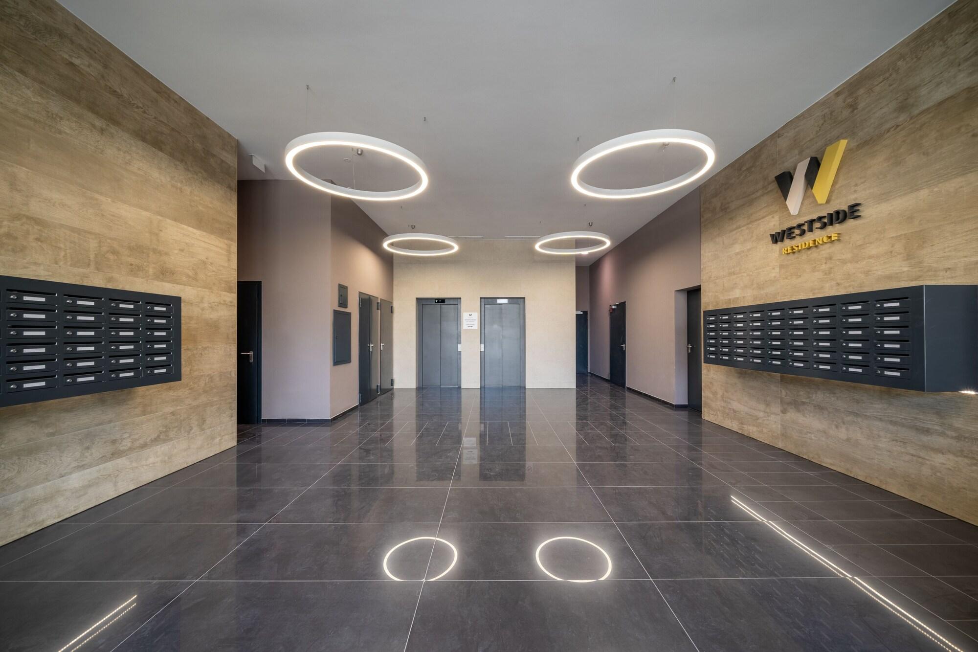 Vista Lobby WestSide Apartments by FirstHost