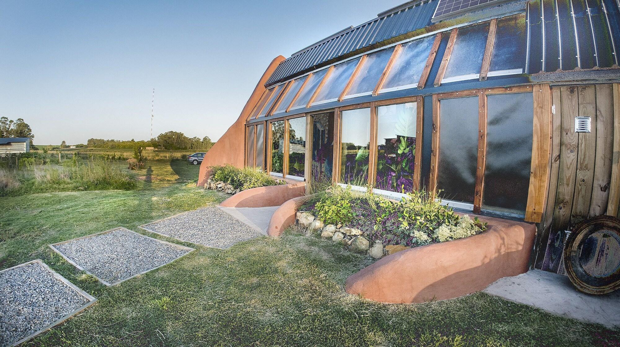 Varios Caliu Earthship Ecolodge