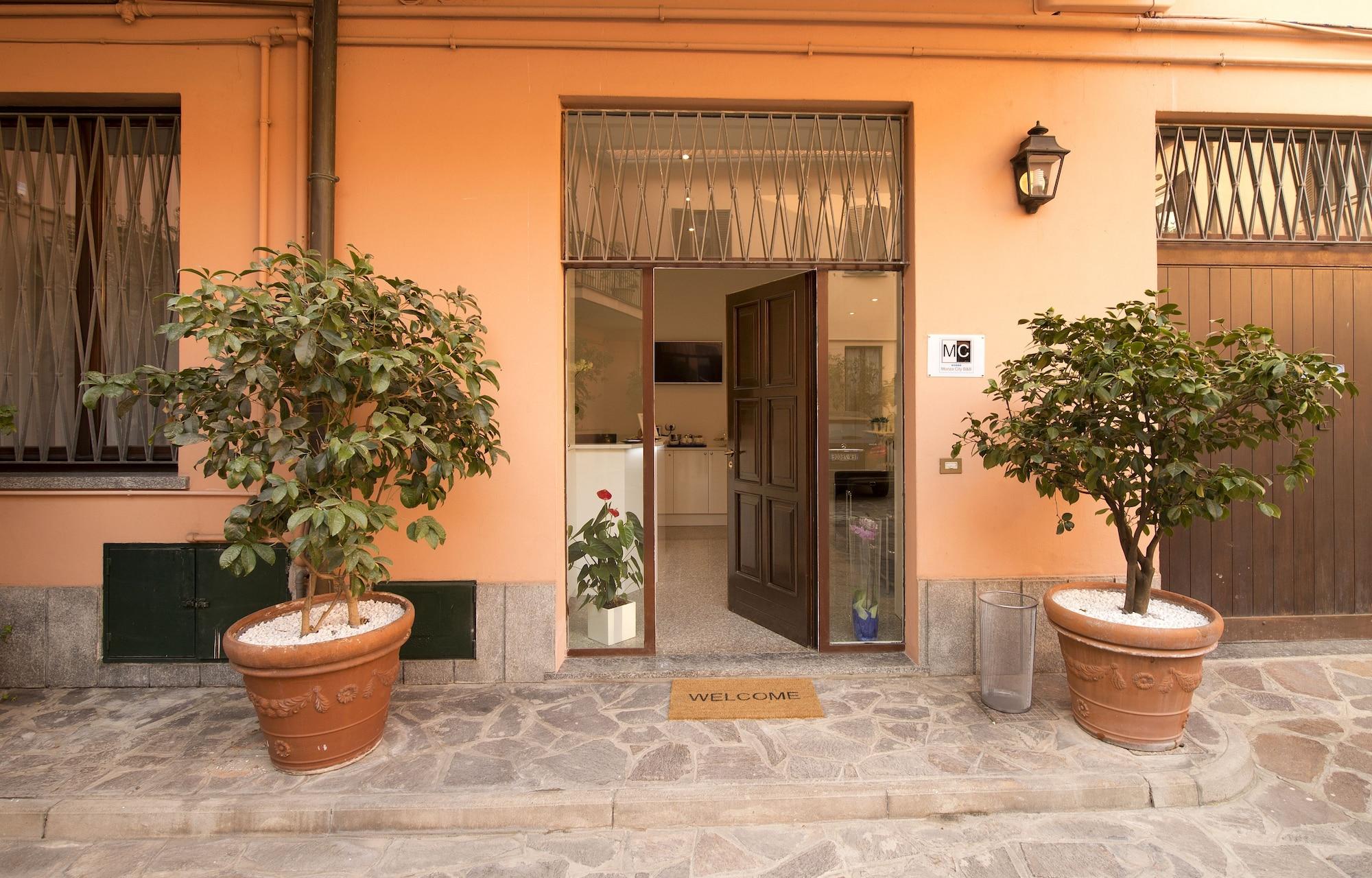 Vista Exterior Monza City Rooms & Studios