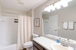 Alquiler Vacacional - Charming & Modern South Park Gem: Pool ~ Gym ~ Pkg