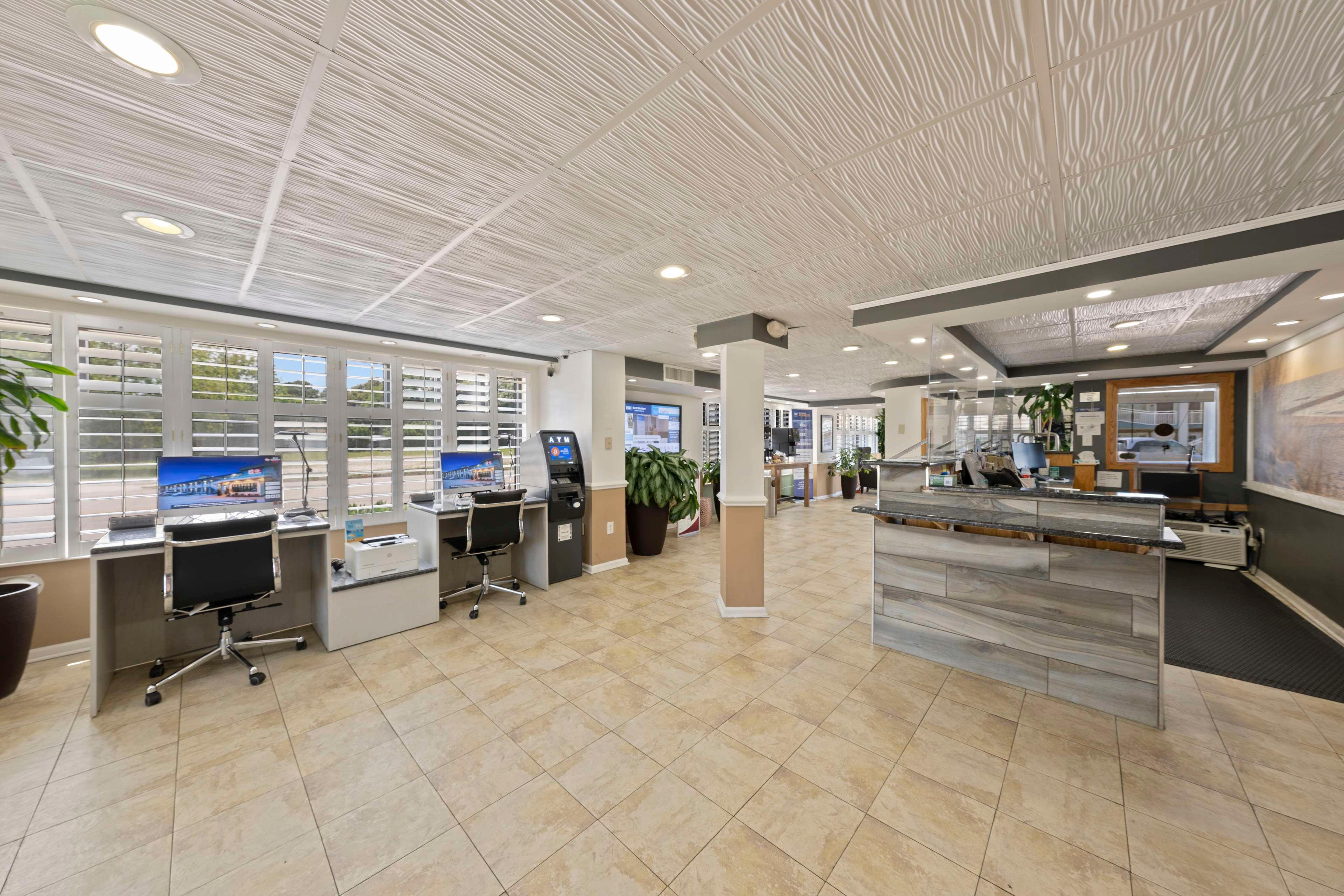 Vista Lobby Best Western Plus Holiday Sands Inn & Suites
