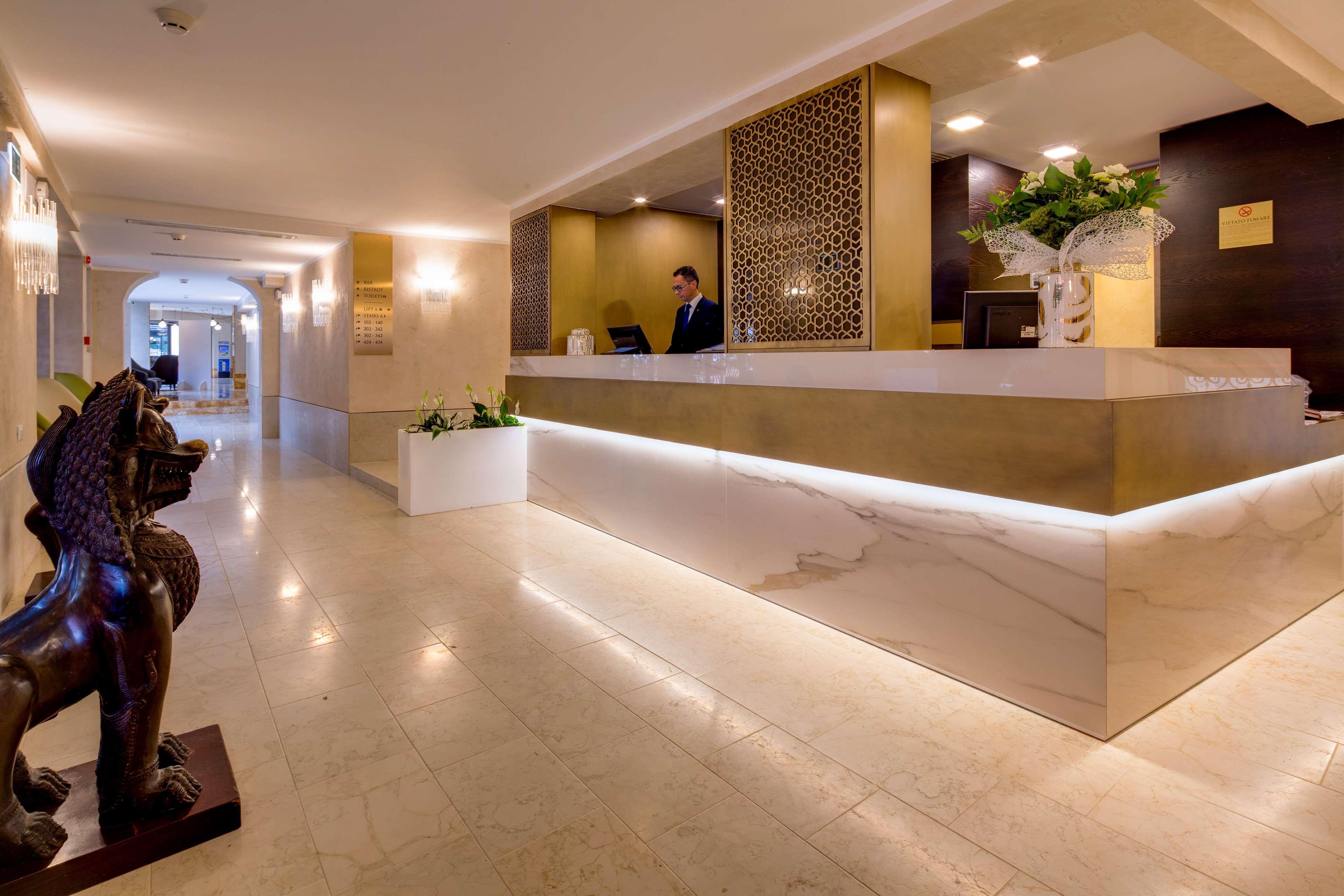 Vista Lobby CHC Continental, BW Premier Collection