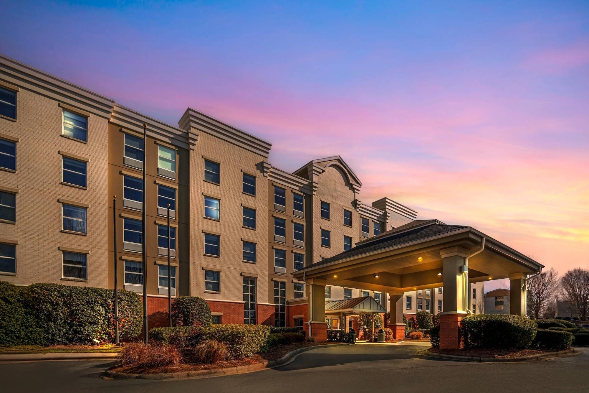 Vista Exterior Comfort Suites near Birkdale Village- Huntersville