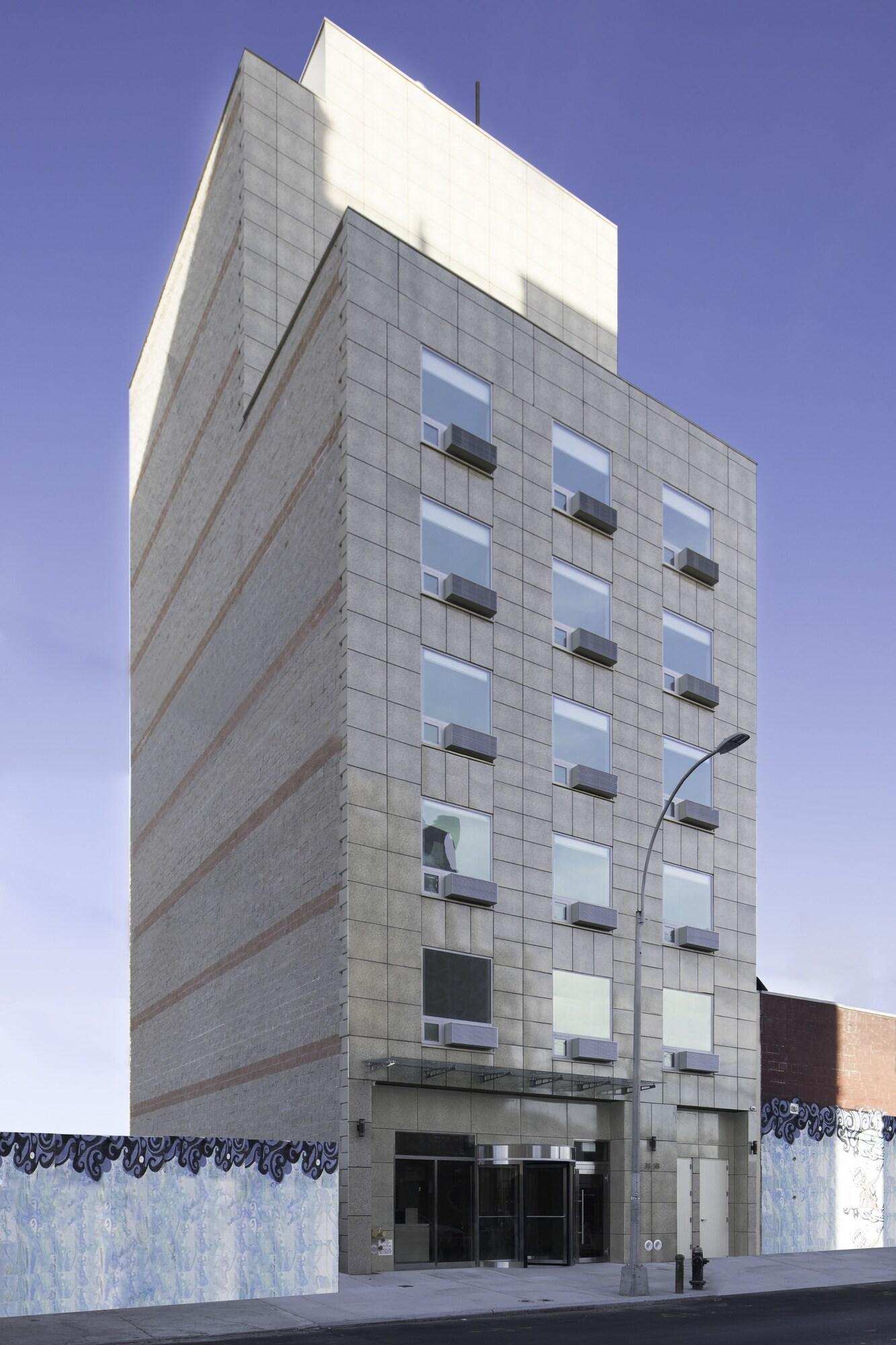Vista Exterior Mayfair Inn and Suites