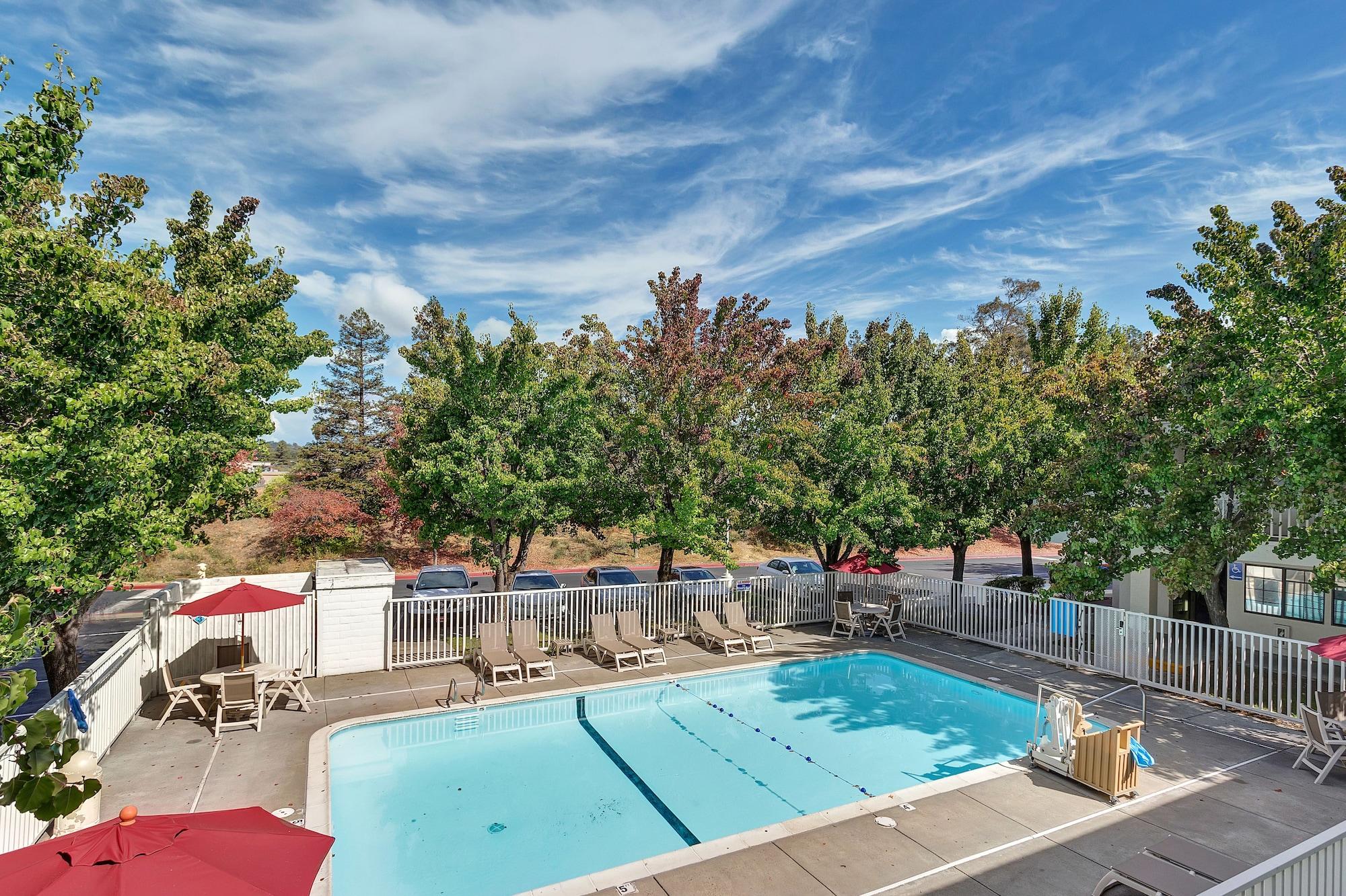 Vista Piscina Super 8 by Wyndham Santa Rosa North