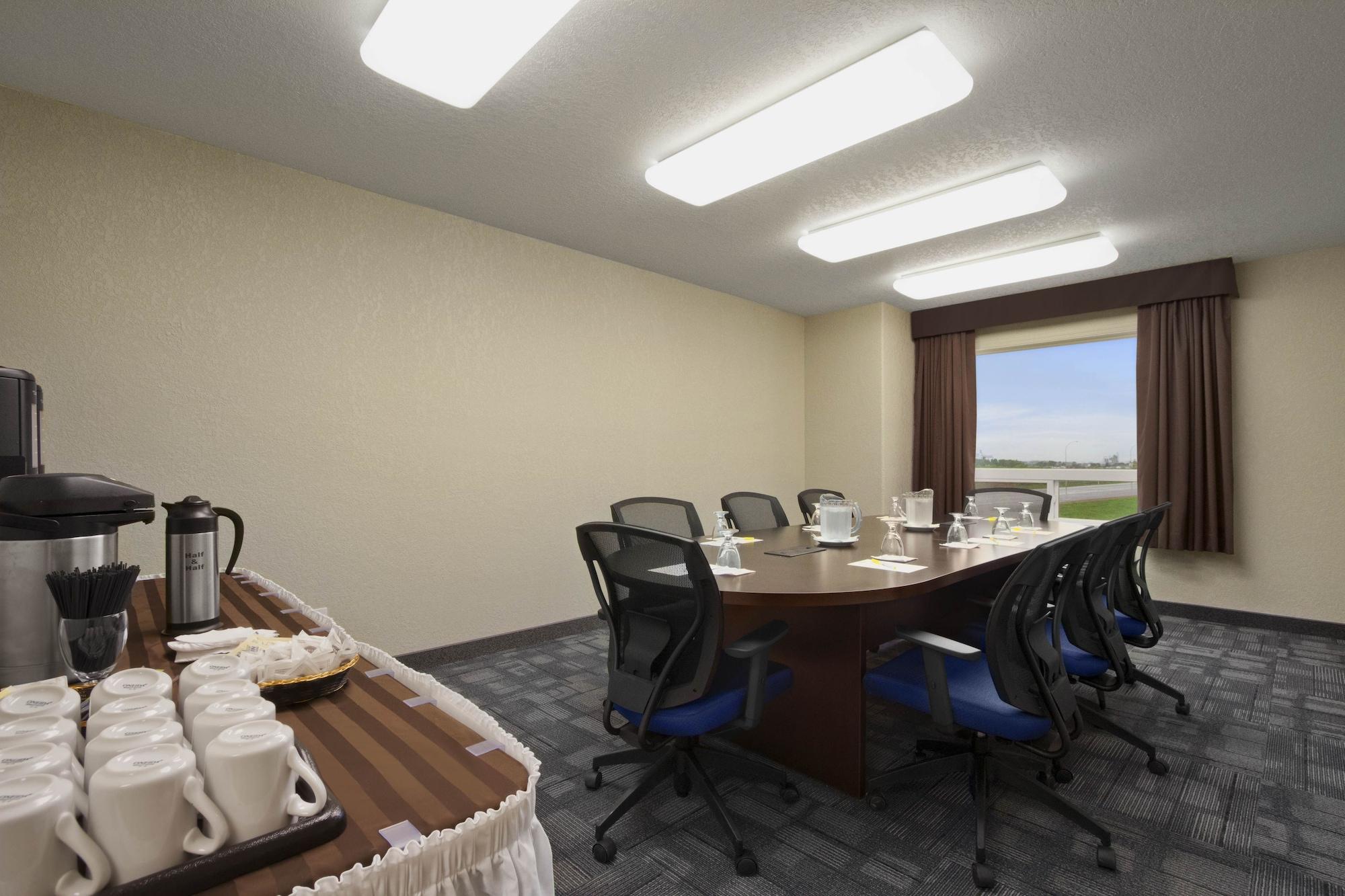Sala de Reuniones Days Inn & Suites by Wyndham Yorkton