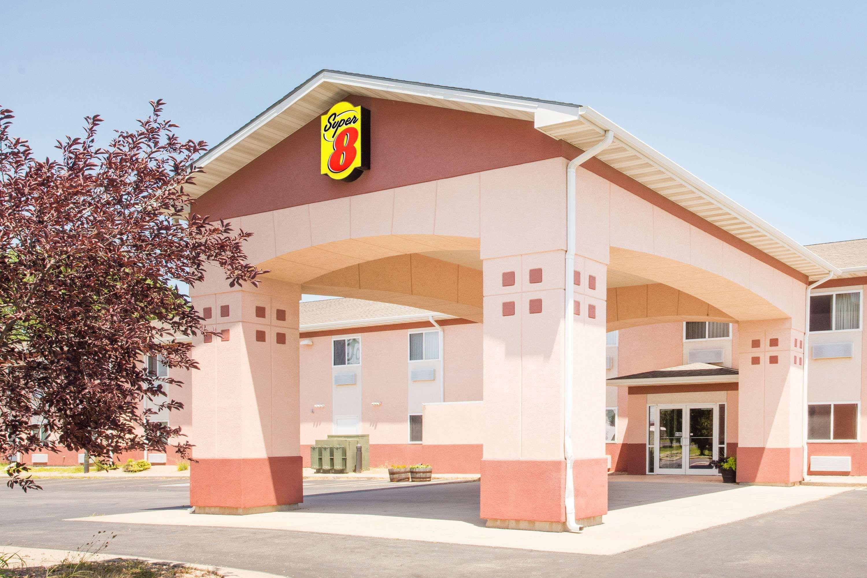 Vista Exterior Super 8 by Wyndham Iola KS