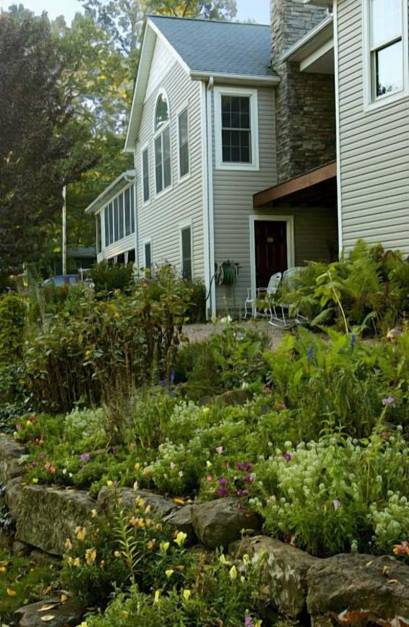 Varios Garden Gate Get-A-Way Bed & Breakfast