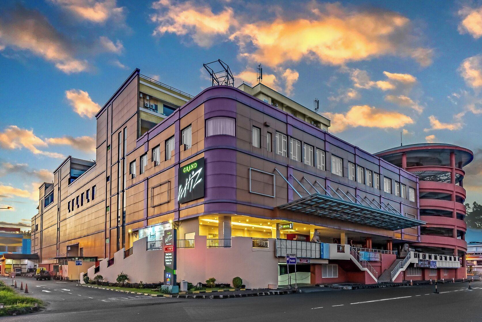 Vista Exterior Grand Whiz Megamas Manado