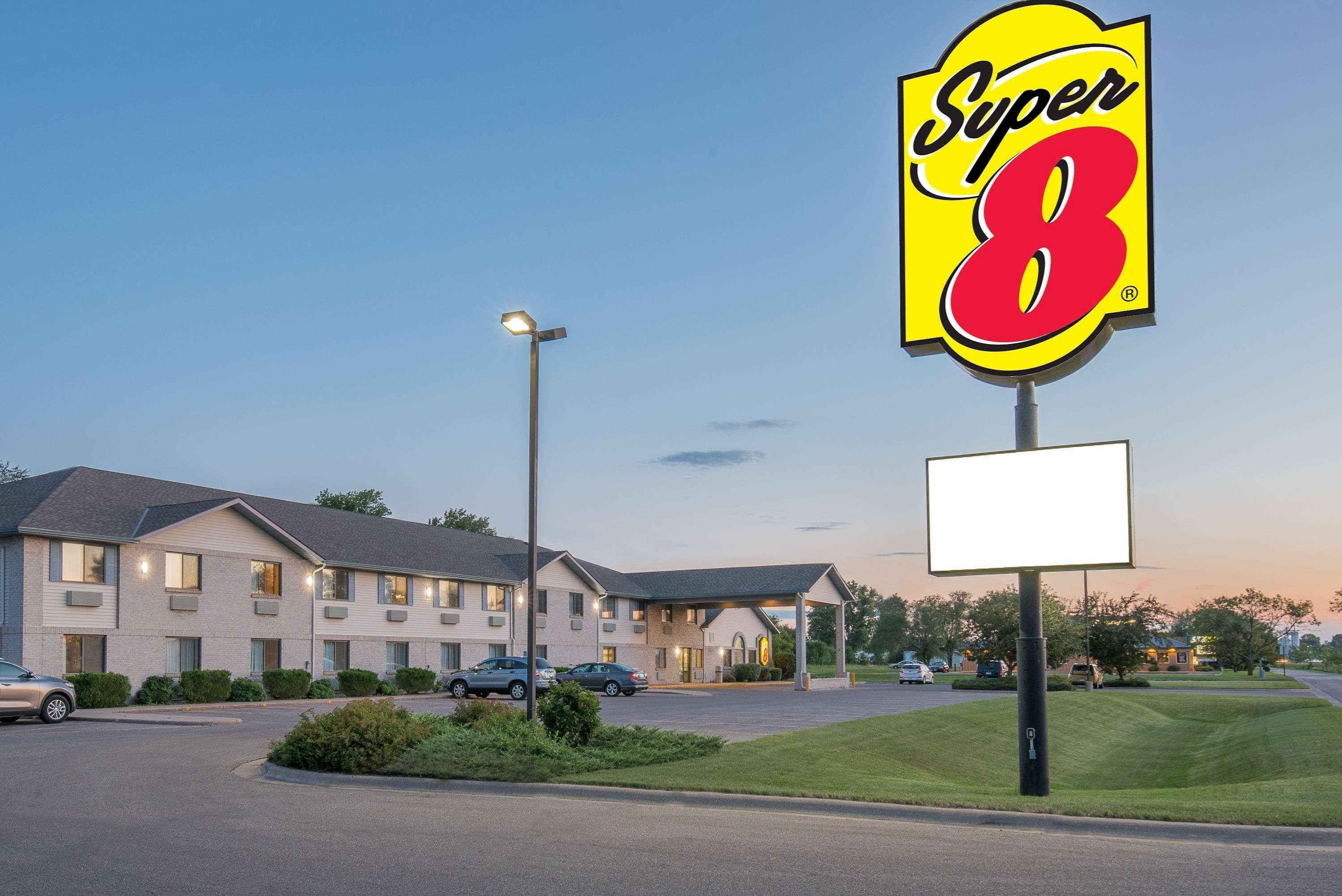 Vista Lobby Super 8 by Wyndham Morris