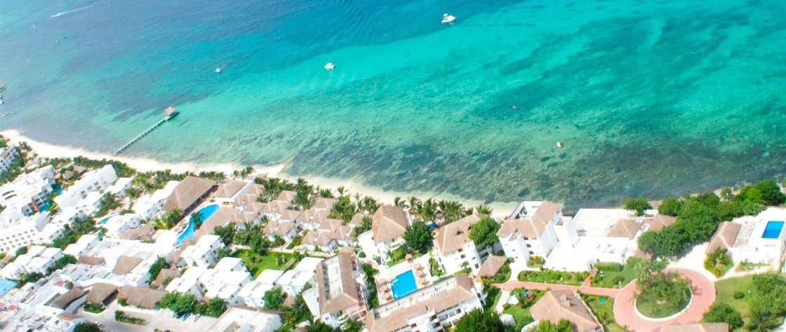 Piscina principal con actividades familiares