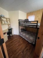 Alquiler Vacacional - Fun-sized 3-bedroom cottage on the river, plus hot tub. Pet-Friendly!