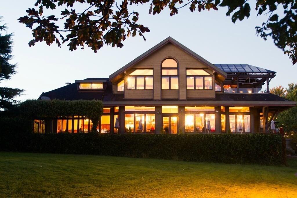 Varios Spinnakers Brewpub & Guesthouses