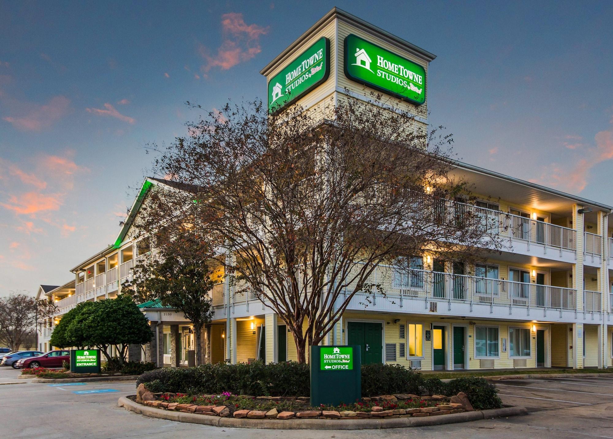 Vista Exterior HomeTowne Studios by Red Roof Houston - West Oaks/ Energy Corridor