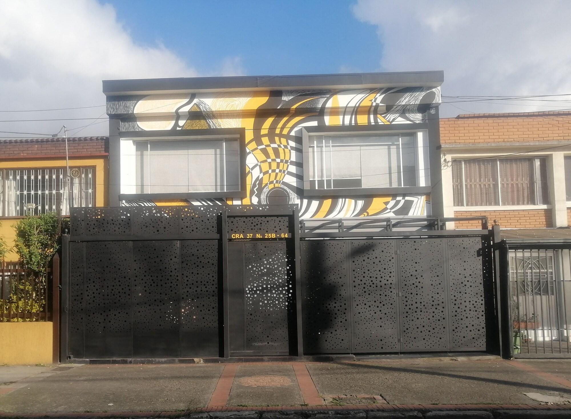 Varios Next Door