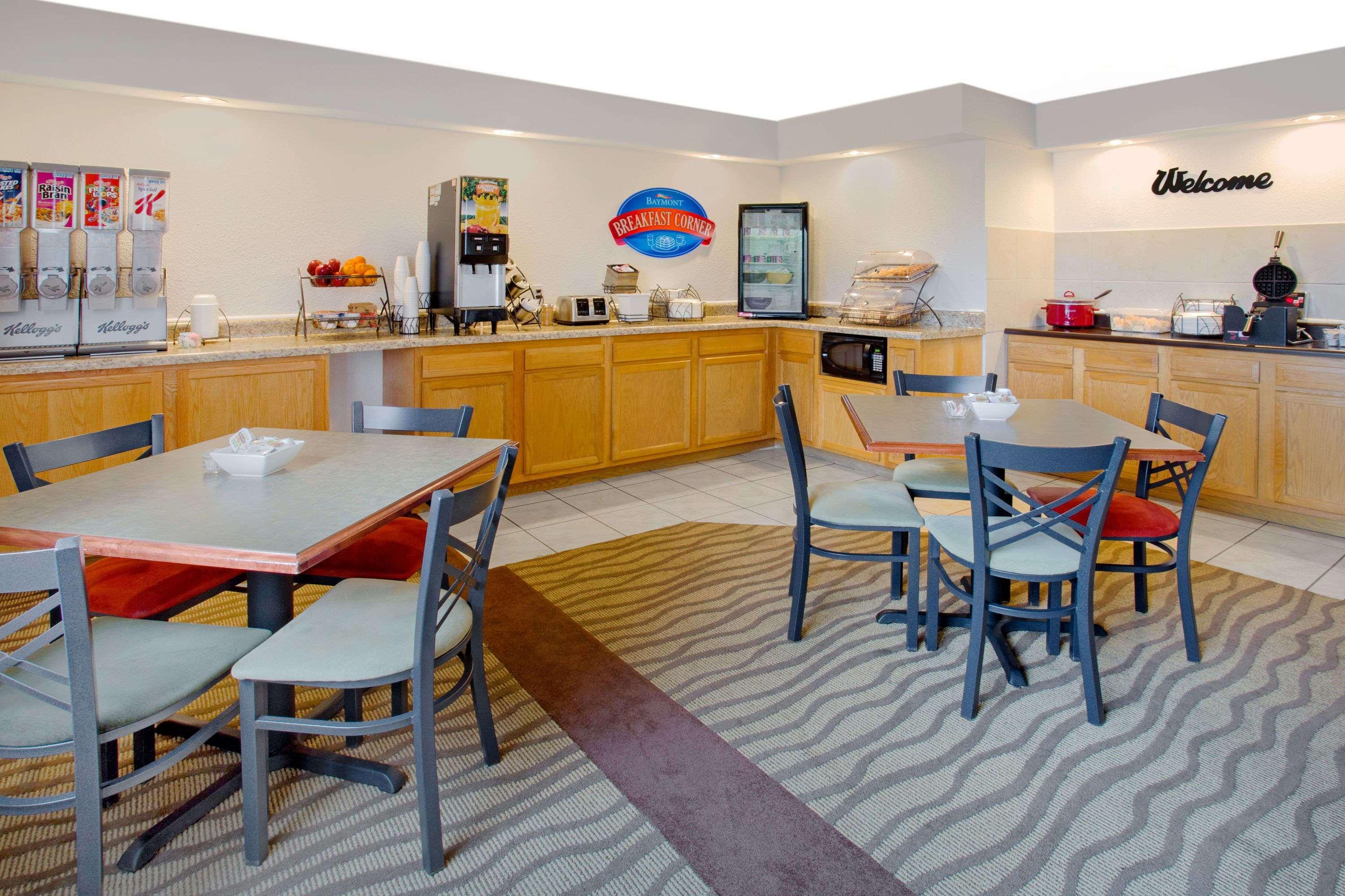 Restaurant Baymont by Wyndham Freeport