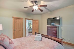 Alquiler Vacacional - Getaway Chalet in Mars Hill w/ Hot Tub & Views!