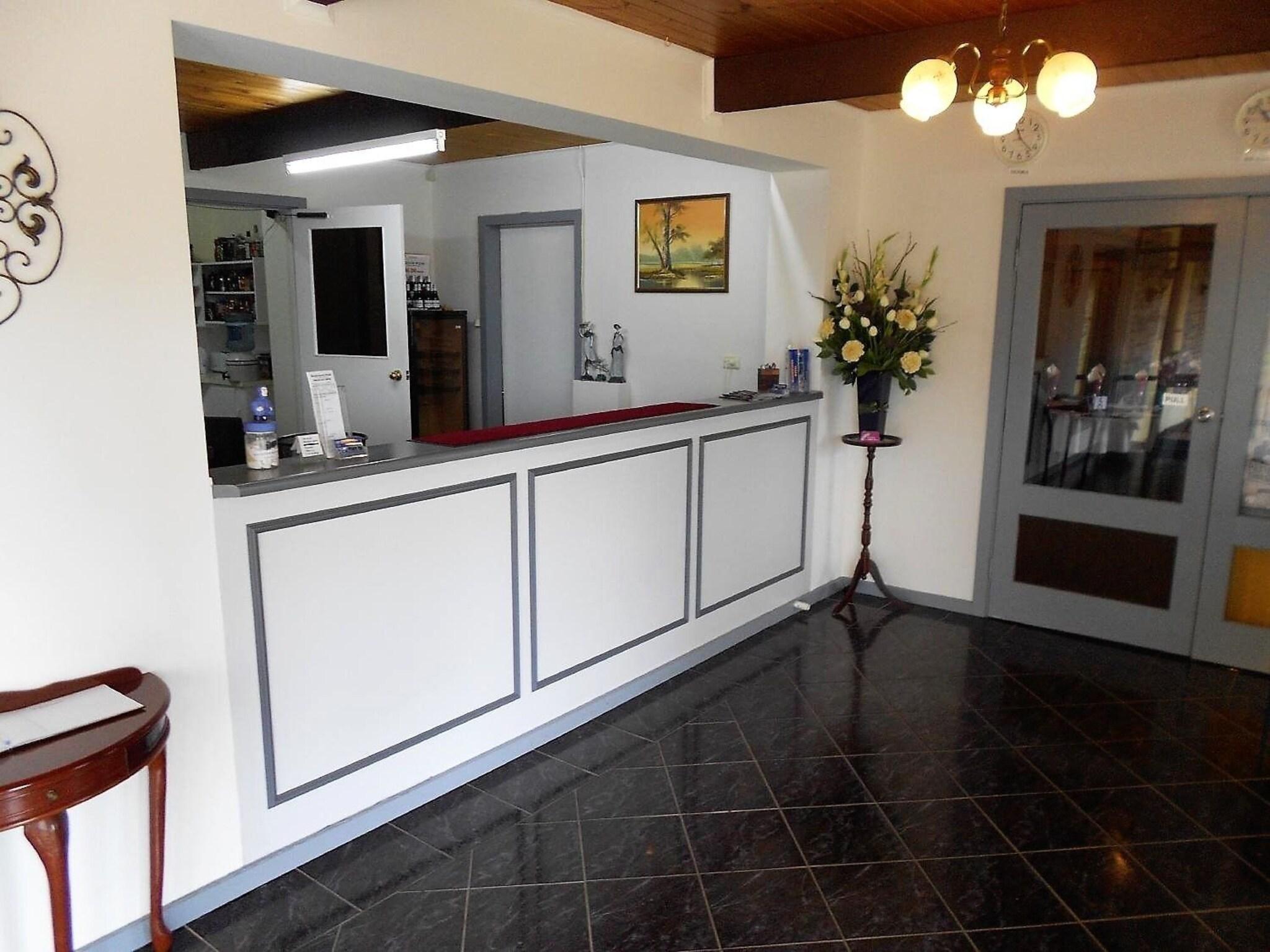 Vista Lobby Bordertown Motel