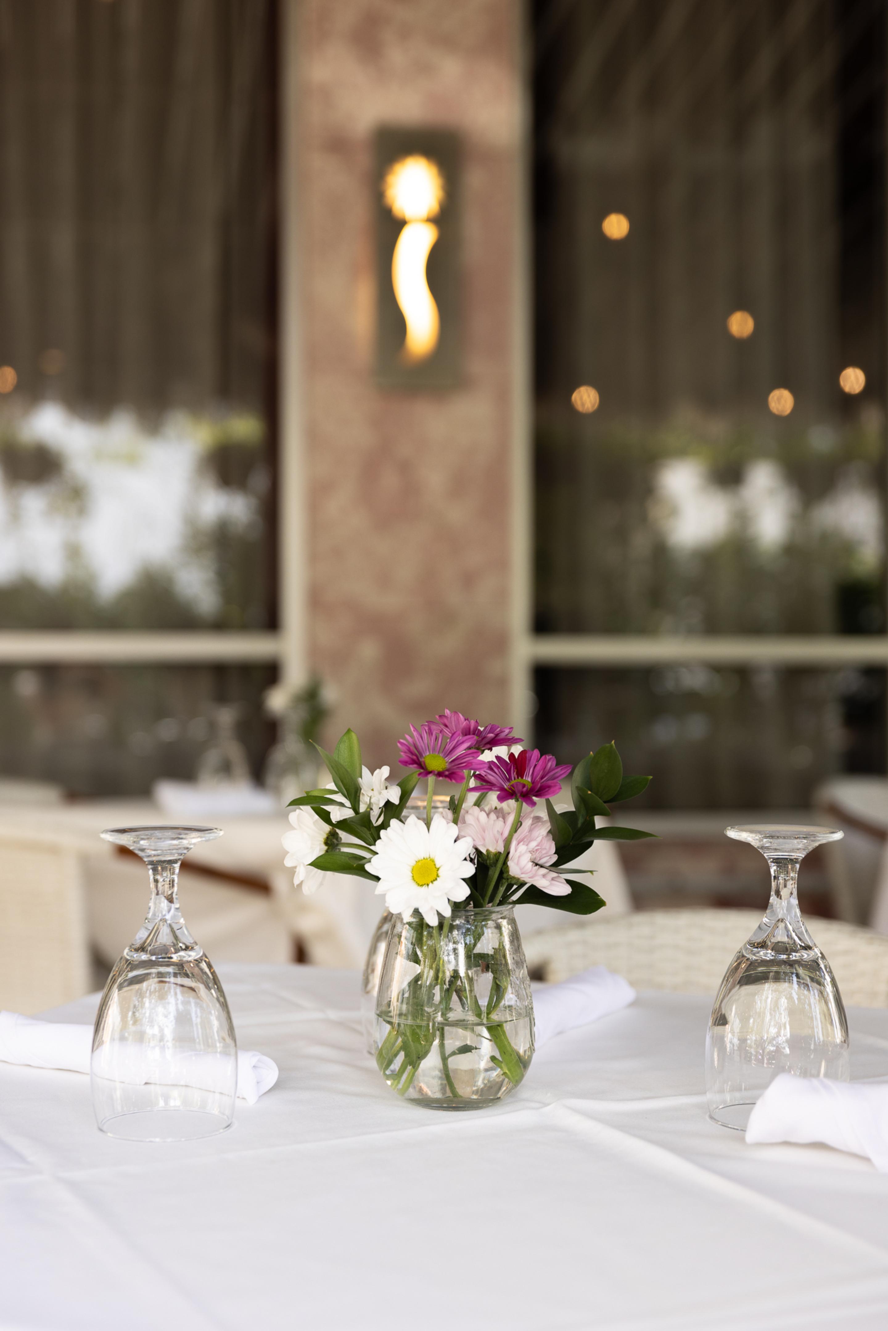 Restaurant Crest Hotel Suites