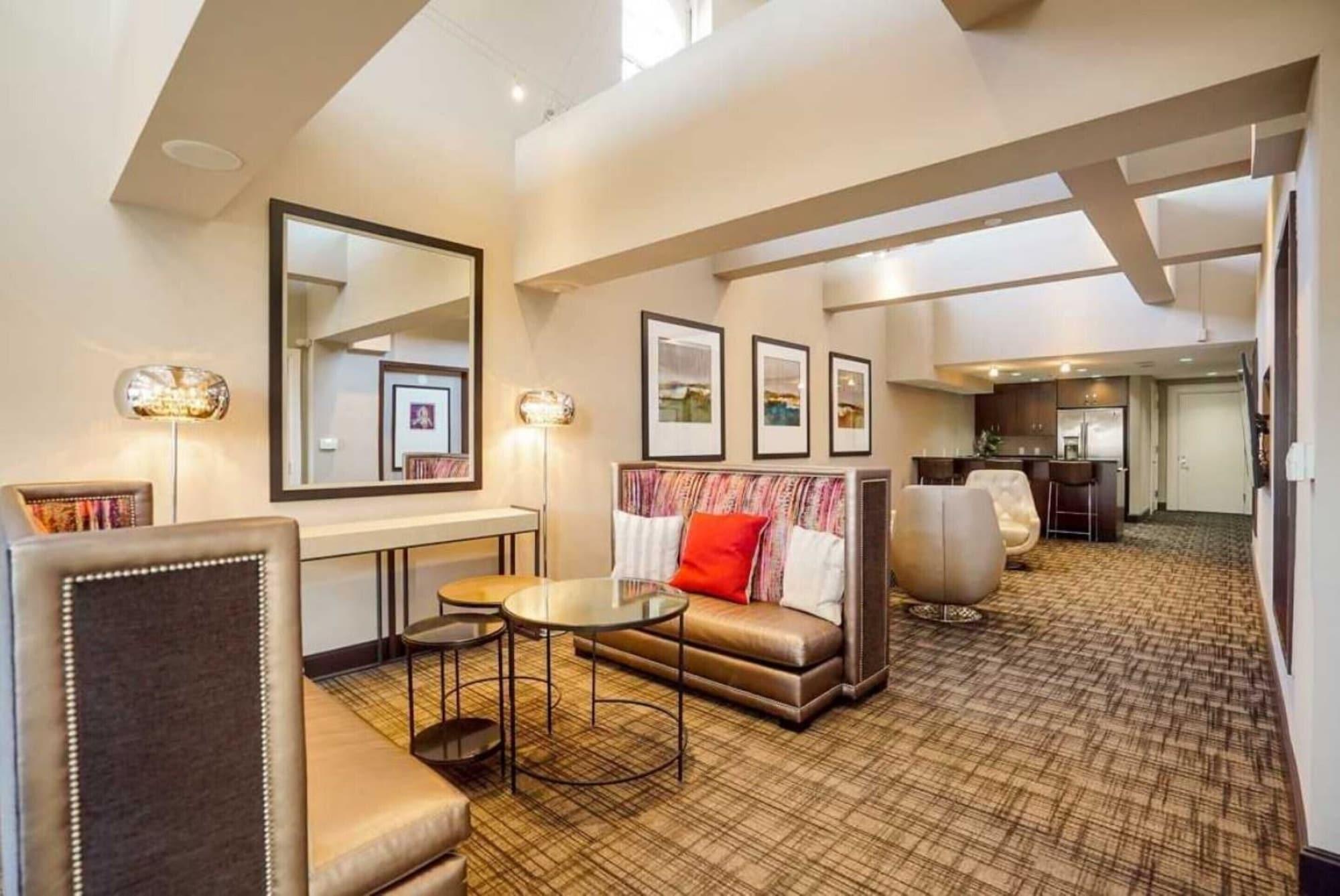Bar/Salón Global Luxury Suites at The White House
