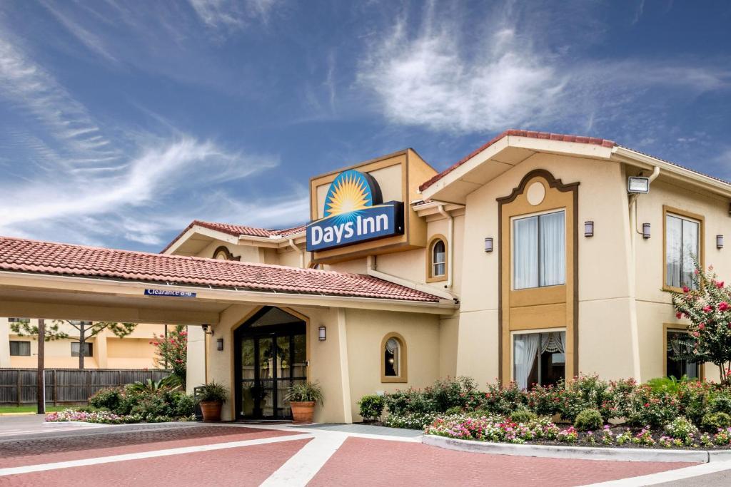 Vista Exterior Days Inn by Wyndham Houston