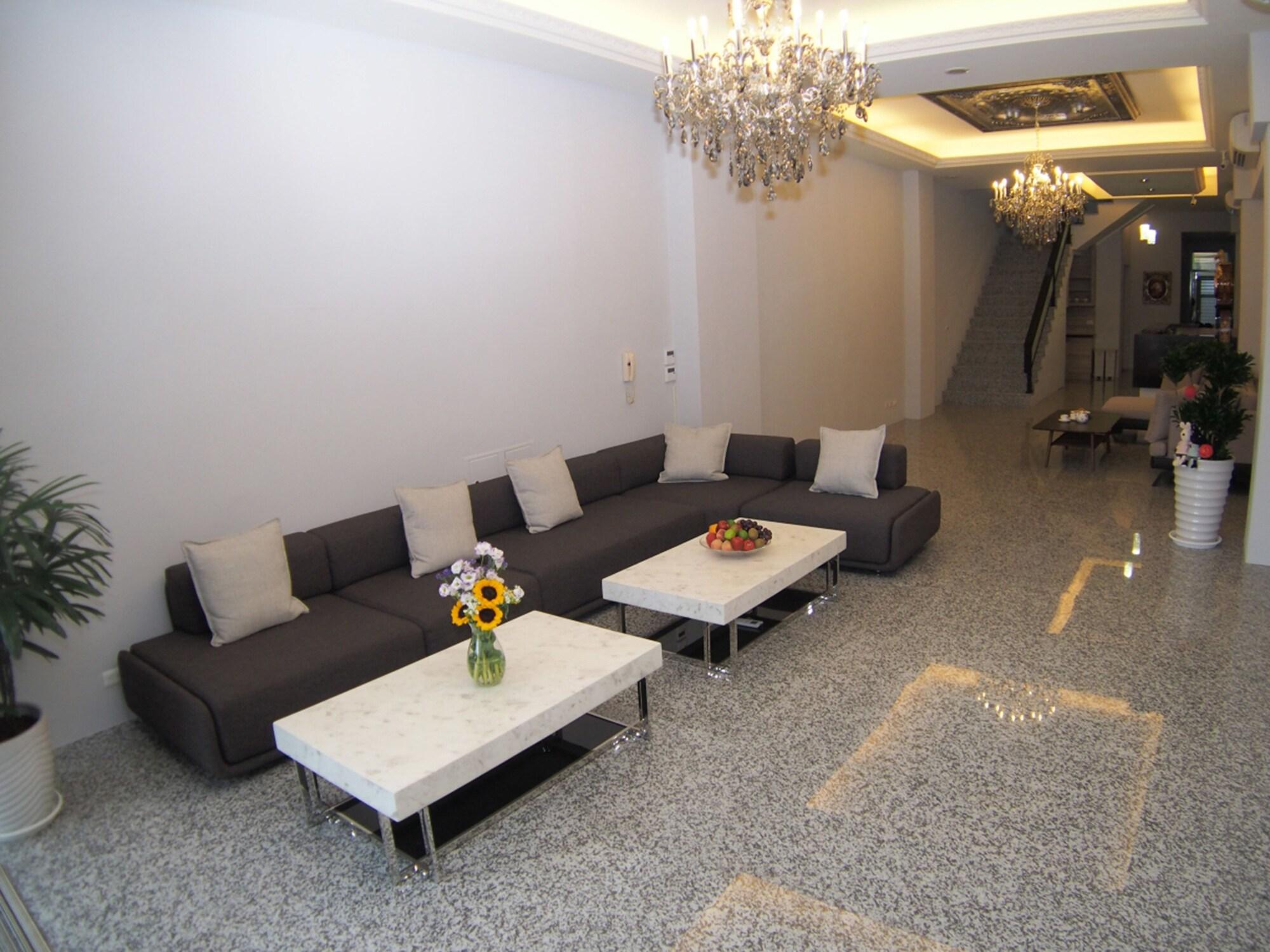 Vista Lobby Love Paris