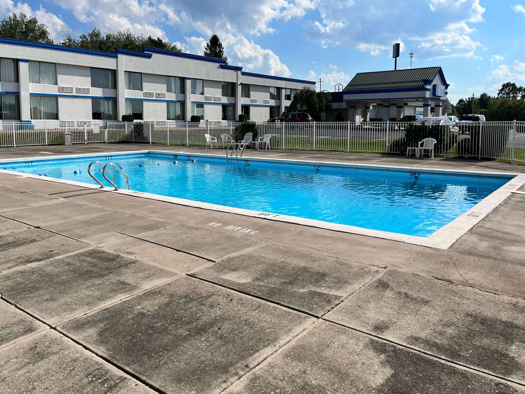 Vista Piscina Studio 6 Suites Clarion, PA
