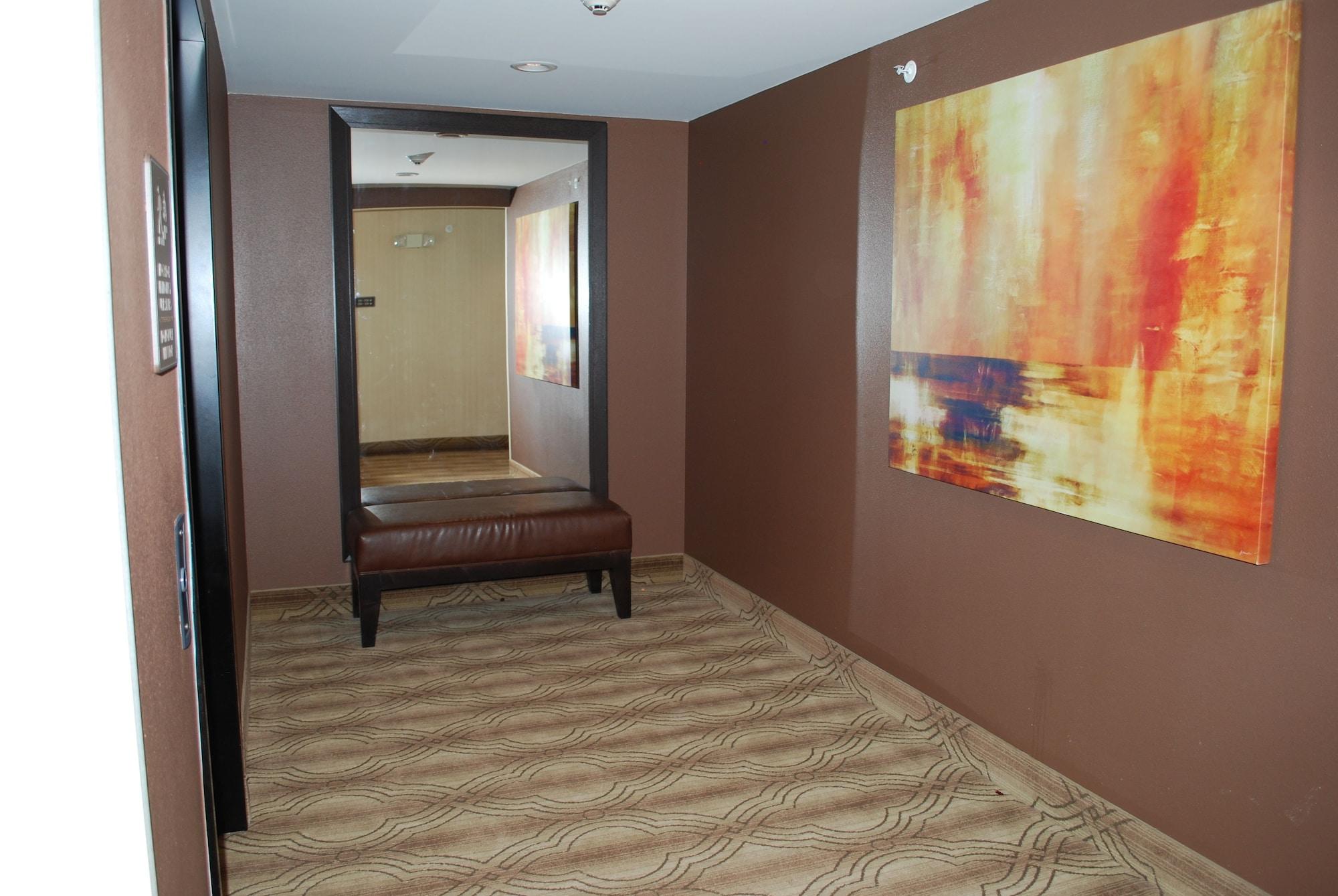 Varios Landmark Suites