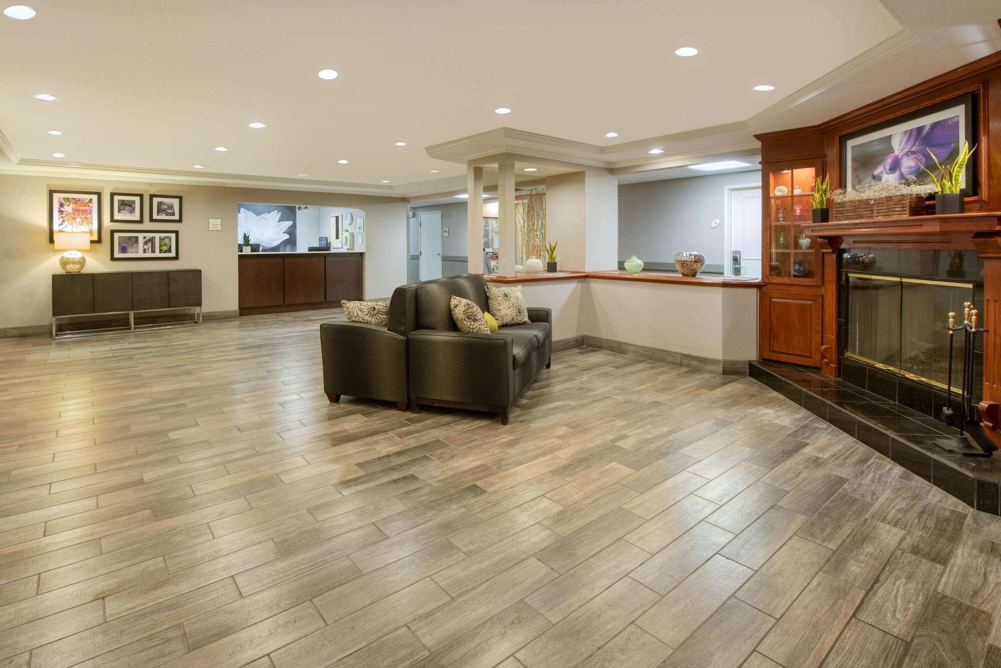 Vista Lobby La Quinta Inn & Suites by Wyndham Cleveland Macedonia