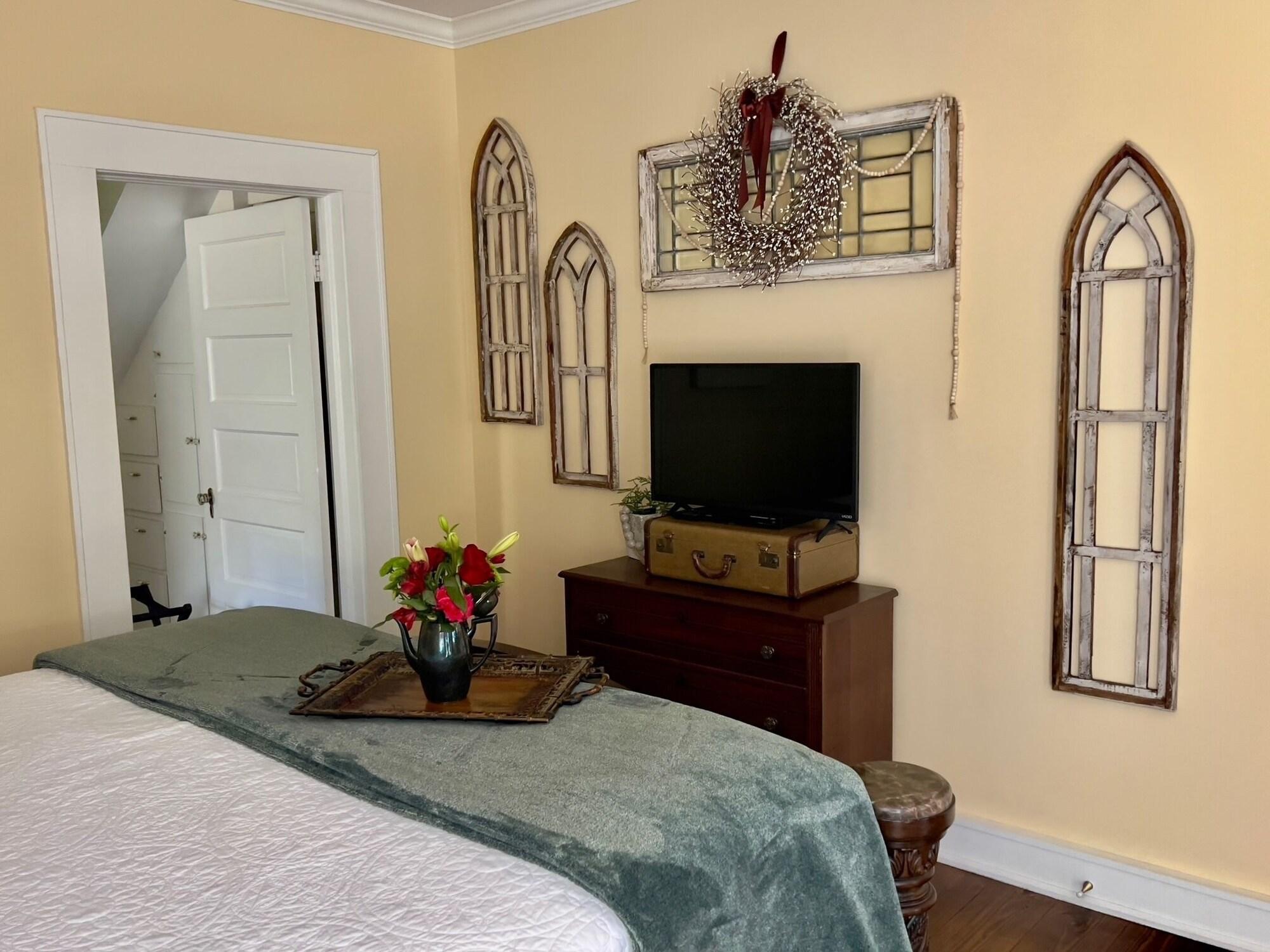 Varios Benefield House Bed & Breakfast