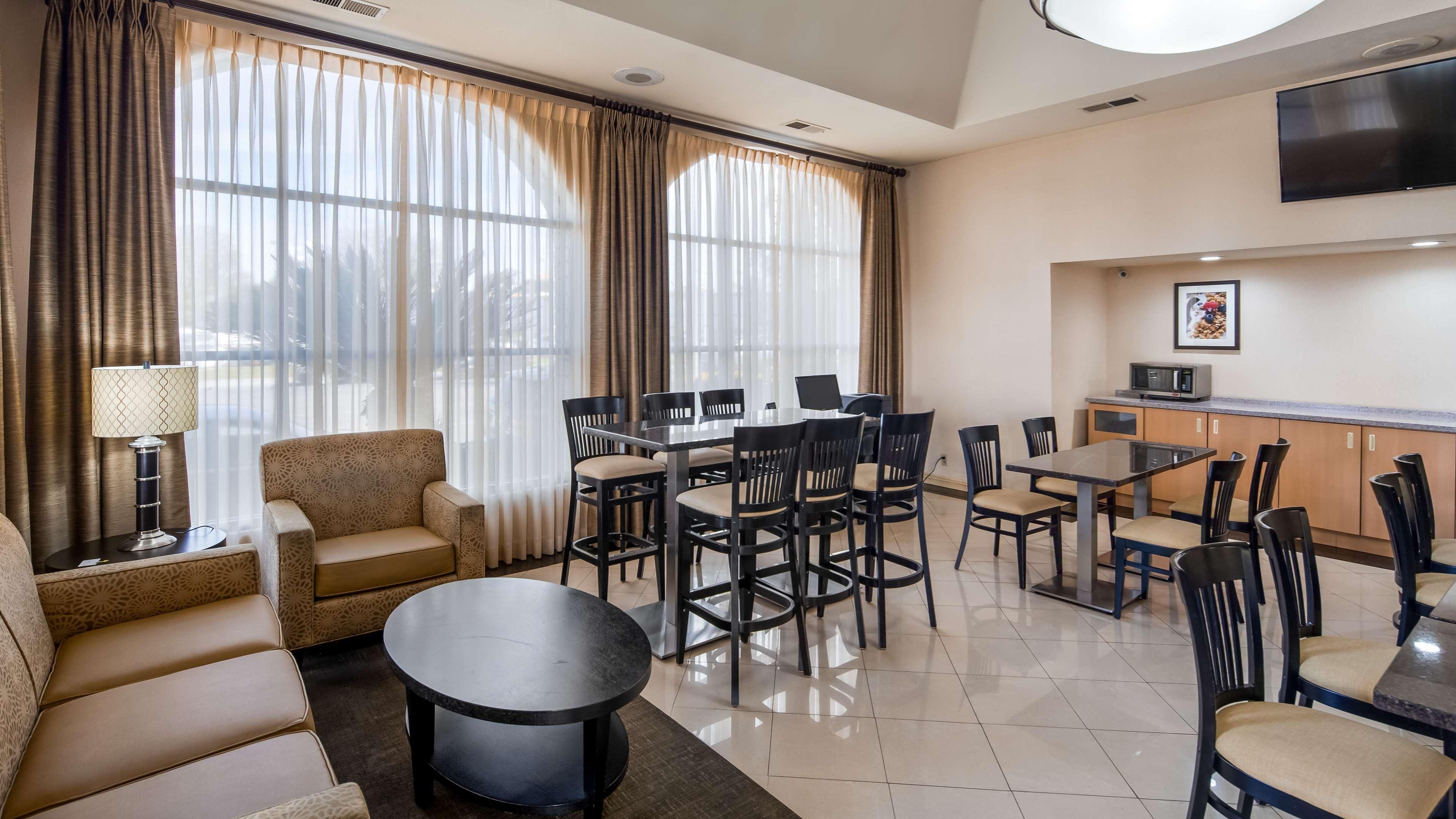 Vista Lobby Best Western Norwalk Inn